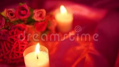 与蜡烛燃烧和花束一起约会。 情人节祝福片段